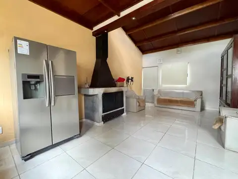 Casa 5 ambientes con 2 baños