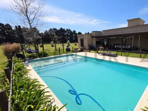 VENTA CASA 5 AMBIENTES CON PISCINA EN EL ESPINILLO GOLF – CARLOS KEEN, LUJÁN