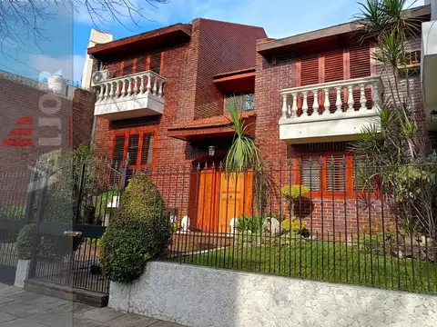 Chalet 5 amb. 3 dormitorios, Escritorio - Cochera - Dependencia - lote propio - Parque Chas