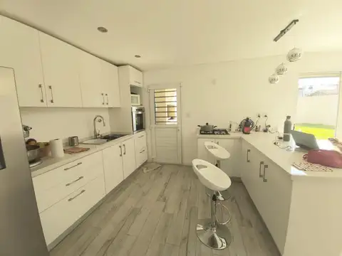 Casa en Venta con 3 cocheras