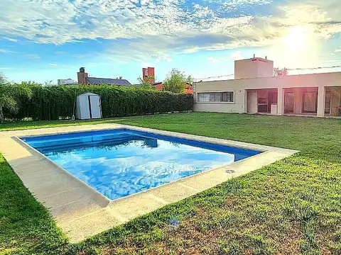 Casa 200mt2 - Parque 1450mt2- Funes Town - VENTA