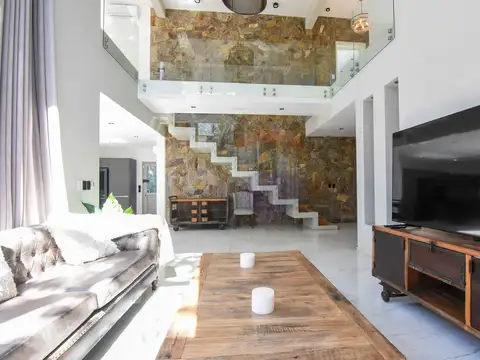 Casa 5 ambientes con 4 baños