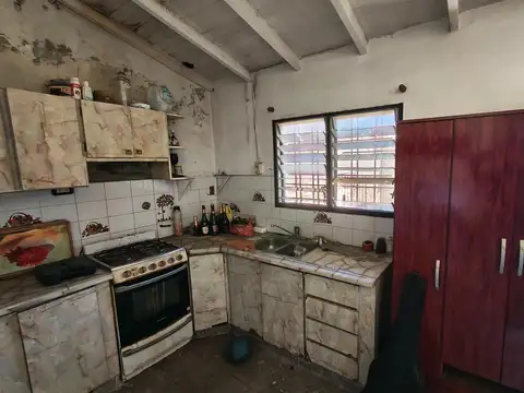 CASA AL FRENTE NUEVA Y OTRA AL FONDO A REFACCIONAR