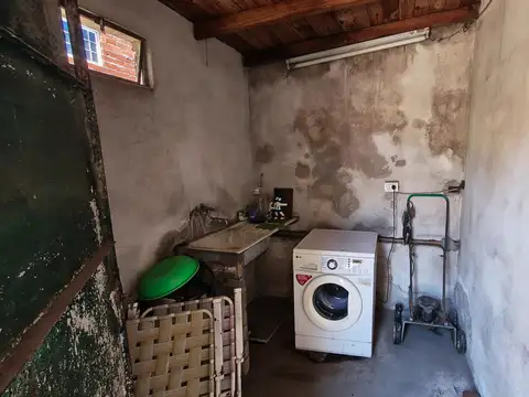 CASA AL FRENTE NUEVA Y OTRA AL FONDO A REFACCIONAR