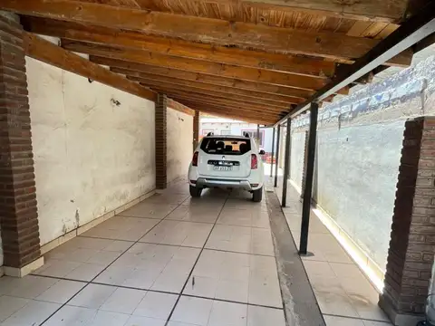 Casa 8 ambientes con 3 baños