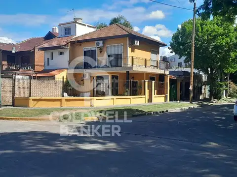 VENTA casa 5 ambientes en Villa Adelina con garaje y patio