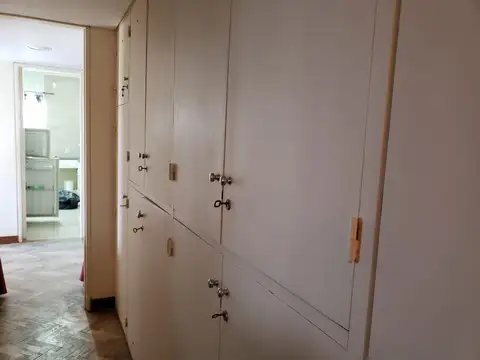 EXCELENTE TRES AMBIENTES EN QUILMES CENTRO. CERCA DE TODO.