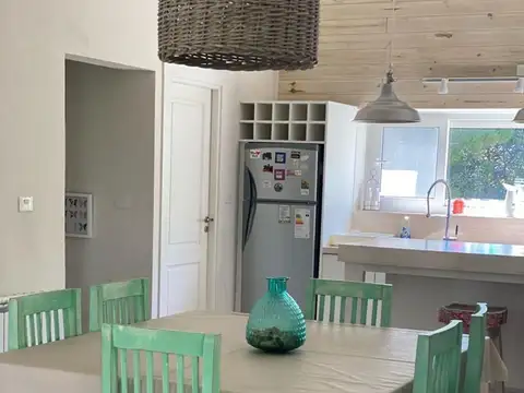 Casa 4 ambientes con 2 baños