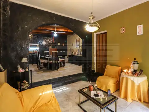 Casa 7 ambientes con 2 baños