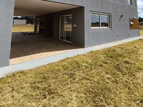 Casa en Alquiler con 3 cocheras