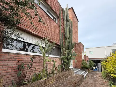 Casa en Alquiler con 2 cocheras