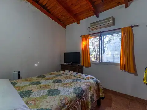 CASA 2 DORMITORIOS EN VENTA AMPLIO TERRENO-ROLDAN