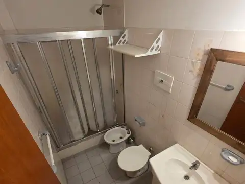 DEPARTAMENTO 2 AMB. - AL FRENTE - CON BALCON Y PATIO