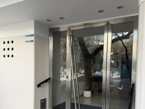 Departamento LUMINOSO, con balcón, y muy bien ubicado.