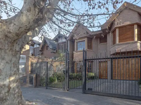 Venta de Casa 5 Ambientes con piscina, gimnasio y quincho en Villa Sarmiento