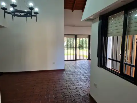 Casa 6 ambientes con 2 baños