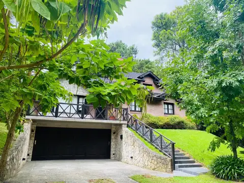 Casa en Venta con 2 cocheras