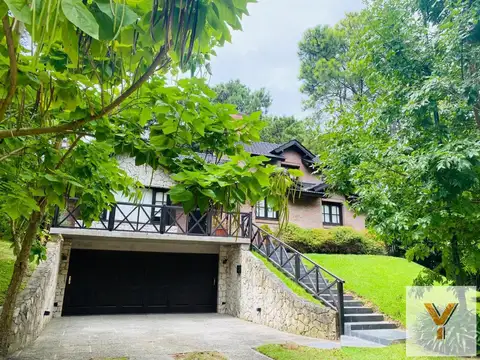 Casa en Venta con 2 cocheras