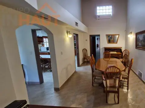 Casa 9 ambientes con 3 baños