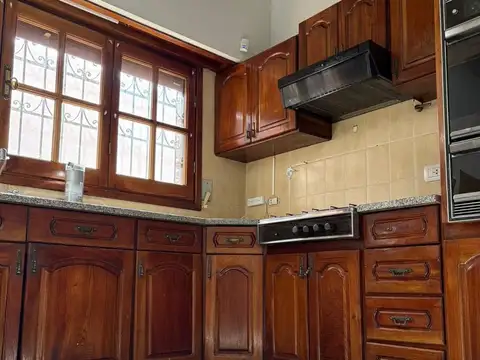 Casa 9 ambientes con 3 baños