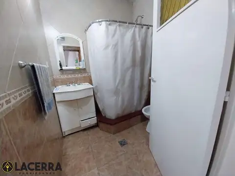 Casa 6 ambientes con 2 baños