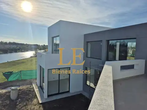 Casa en Venta con 4 cocheras