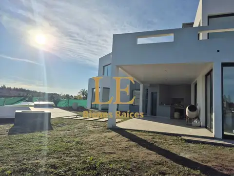 Casa 5 ambientes con 5 baños