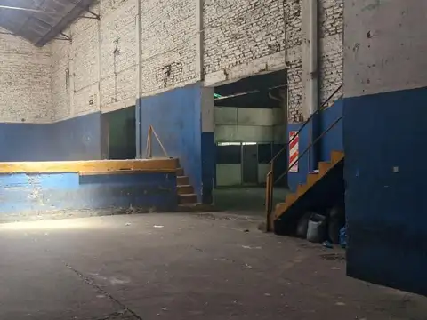 Galpón alto con dock de carga en Villa Soldati