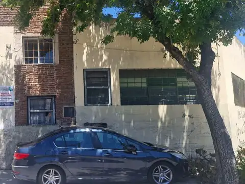 Galpón alto con dock de carga en Villa Soldati