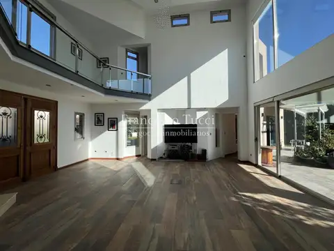 Casa 5 ambientes con 4 baños