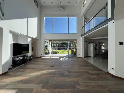 Casa en Venta con 4 cocheras