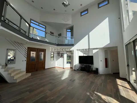 Casa 5 ambientes con 4 baños
