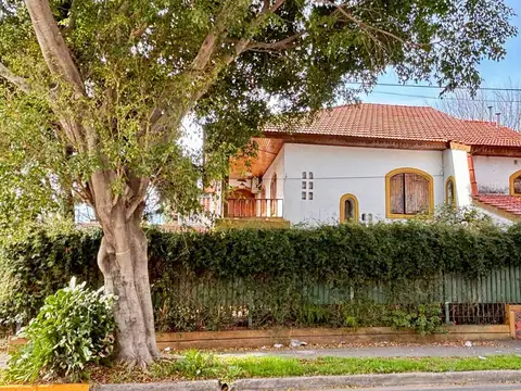 Chalet 6 amb con jardín y pileta para actualizar