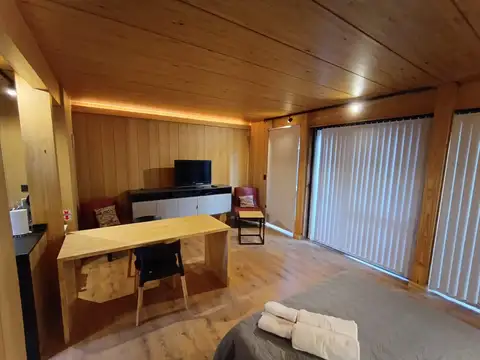 VENTA - Monoambiente con jardín y cochera en centro. Villa la Angostura