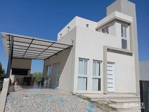 HERMOSA CASA CON CERCANIA Y VISTAS AL LAGO