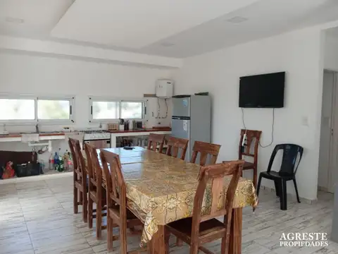 Casa 8 ambientes con 2 baños