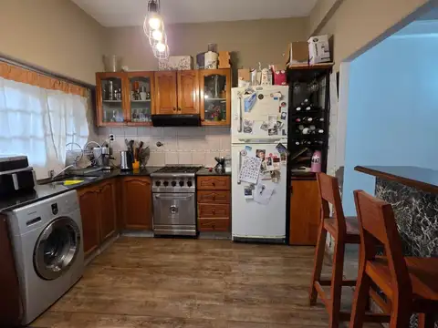Casa 6 ambientes con 2 baños