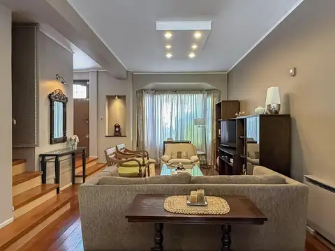 Casa en Venta de 3 Plantas, Con Jardín y Cochera en Martínez