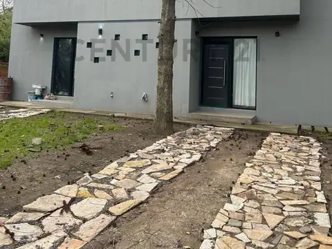 Casa 6 ambientes con 2 baños