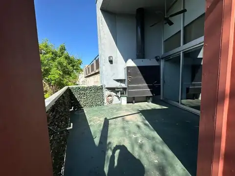 Edificio en block. Depósito/Local con oficina. Dos viviendas