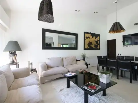 Casa en Venta con 4 cocheras