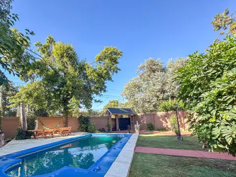 Casa 6 ambientes con 2 baños