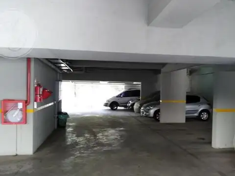 COCHERA FIJA CUBIERTA - PORTON ELECTRICO Y ELEVADOR - POTOSI Y MEDRANO