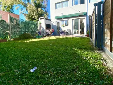 Duplex de tres dormitorios en venta en Gonnet