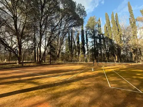 HERMOSO LOTE CON CANCHAS DE TENIS Y ESCRITURA