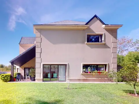 Casa 5 ambientes con 4 baños