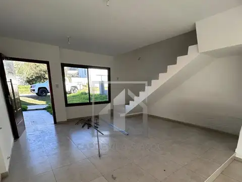 Casa 4 ambientes con 2 baños