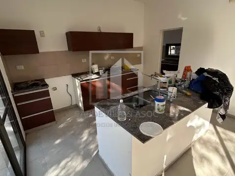 Casa en Alquiler con 2 cocheras