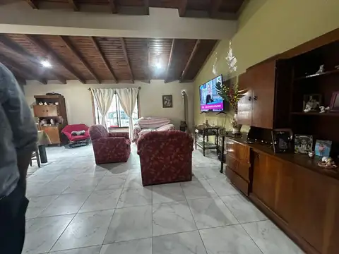 Casa 7 ambientes con 2 baños