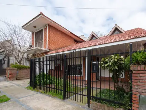 Venta de casa con departamento apto credito, Colinas de Peralta Ramos, Mar del Plata.